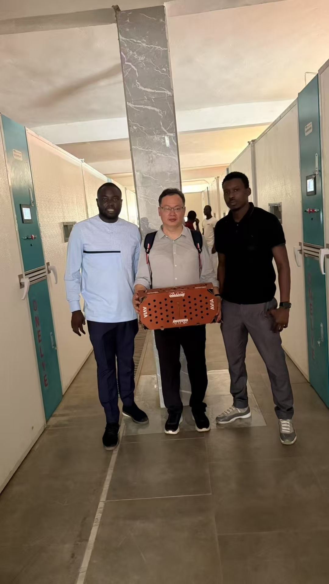 Blog công ty mới nhất về Nông dân Kenya vật lộn với tình trạng cắt điện và biến động nhiệt độ: Máy ấp trứng một giai đoạn giúp tỷ lệ nở ổn định